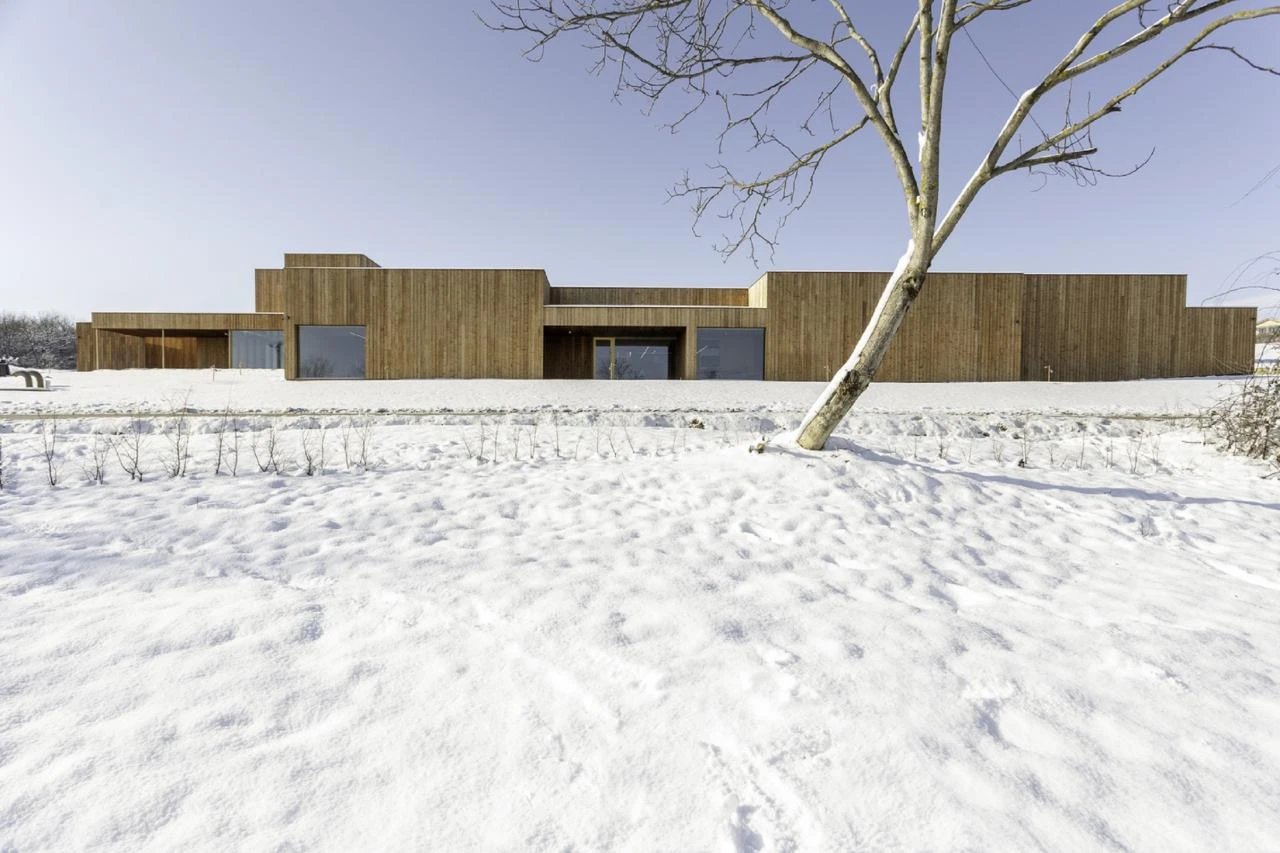 Materiale de construcții sustenabile – cum influențează alegerea tehnologiilor potrivite costurilor de funcționare?